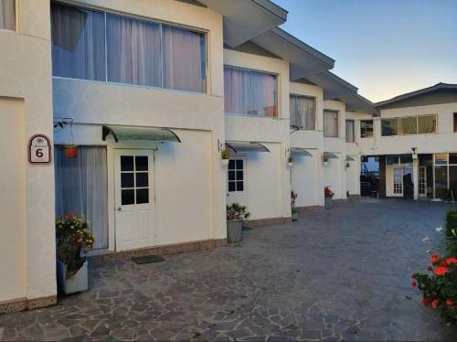 an empty parking lot in front of a building at Apart Hotel Sonoma in Viña del Mar