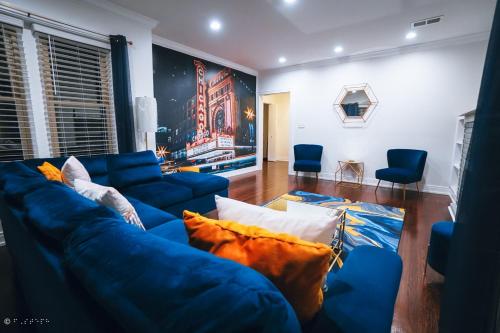 sala de estar con sofá azul y almohadas en The Blue Golden Luxury Modern 3- Bedroom Apartment in Chicago en Chicago