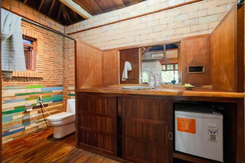 哲帕拉的住宿－哈瑞曼尼斯小屋，一间带水槽和卫生间的浴室