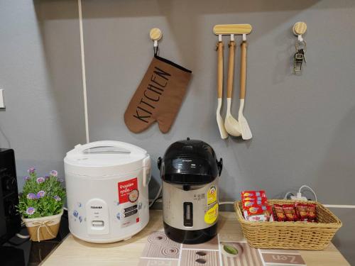a kitchen counter with a coffee maker and utensils at เคียงโขงพูลวิลล่าเชียงคาน Kiang Khong Pool Villa de Chiang Khan in Chiang Khan