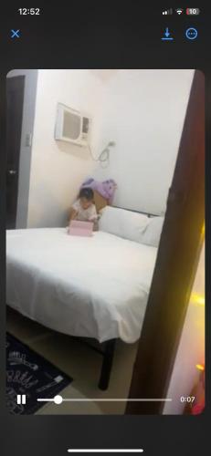 une photo d'un lit dans une chambre dans l'établissement Fionas Apartment, à Manille