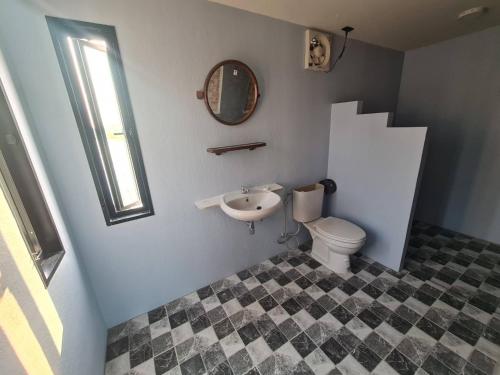 uma casa de banho com um lavatório, um WC e um espelho. em November Garden ชัยนาท 