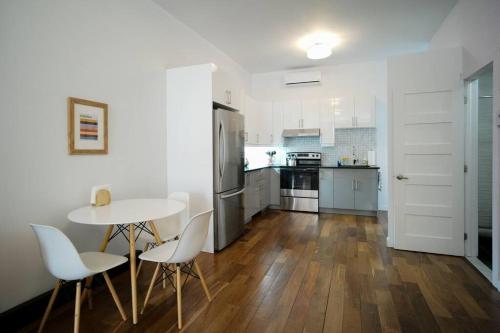 cocina con mesa y sillas en una habitación en HRésidences Modern Condo on MAIN St Laurent Blvd, en Montreal