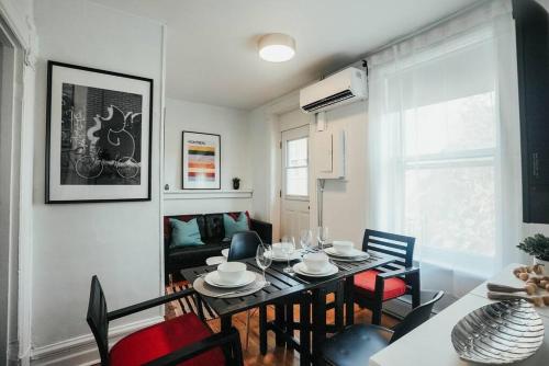 uma sala de estar com uma mesa de jantar e cadeiras em HRésidences Cozy Heritage St André Apt Mtl em Montreal