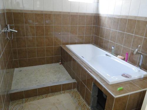 a bathroom with a tub and a sink at Black River Villa Turquoise 3bdr, sea view in Rivière Noire