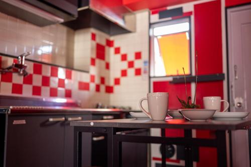 eine Küche mit einem Tisch mit Tellern und Tassen darauf in der Unterkunft Geisha Expelience Stay in Tokio