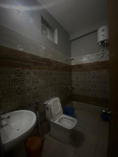 uma casa de banho com um WC e um lavatório em Motel on Mountain & Mom ki Rasoi em Srīnagar