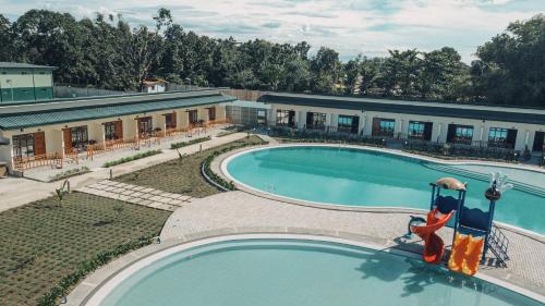 una vista aérea de una piscina en un hotel en 34k Hotel and Resort powered by Cocotel 