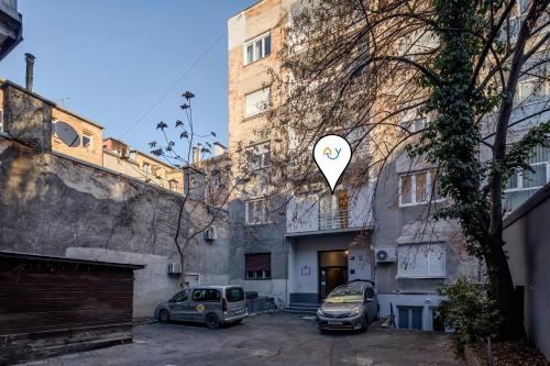een gebouw met twee auto's geparkeerd op een parkeerplaats bij Leone Central Luxury Apartments - Happy Rentals in Zagreb