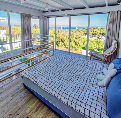 小琉球的住宿－灣琉海景Villa ，一间卧室配有一张床,享有海景
