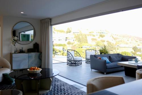 Χώρος καθιστικού στο Skyline Serenity Luxe Suite-Private Room