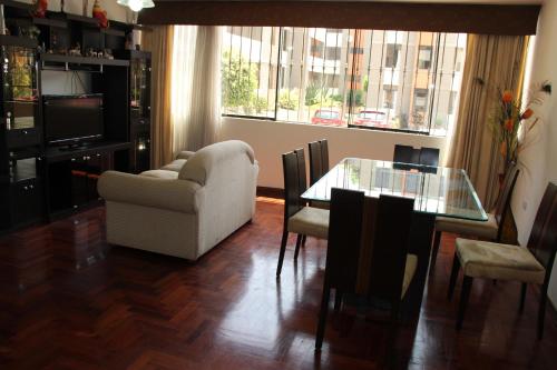 Hermoso departamento de dos dormitorios en el primer piso في ليما: غرفة معيشة مع طاولة وكرسي