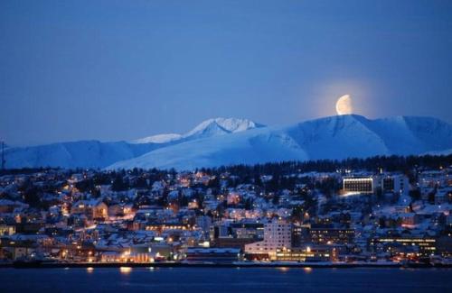 Blick auf eine Stadt mit einem Berg im Hintergrund in der Unterkunft Polar Arctic View - Free Parking! in Tromsø