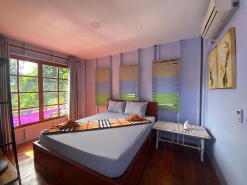 1 dormitorio con 1 cama grande y 1 mesa en White Rose Guesthouse, en Koh Rong