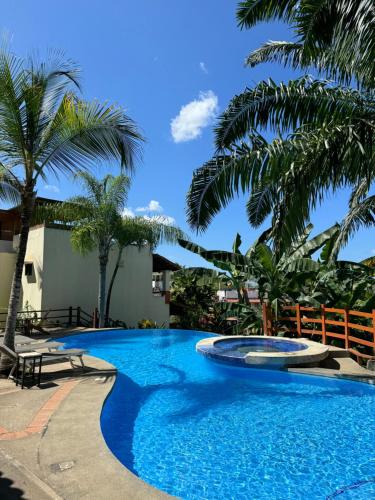 Modern Condo With A Rooftop Patioの敷地内または近くにあるプール