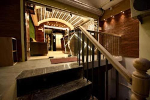 korytarzem ze schodami w budynku w obiekcie Hotel VK INN Prayagraj w mieście Prayagraj