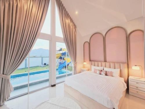 En eller flere senge i et værelse på Sea.Teepakpoolvilla