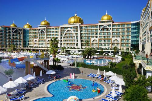 un hotel con piscina frente a un edificio en Alan Xafira Deluxe Resort & Spa-ULTRA ALL INCLUSIVE, en Alanya