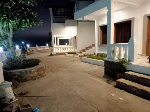 una calle vacía delante de un edificio por la noche en Patli Fort Hills Estate en Kota Bāgh
