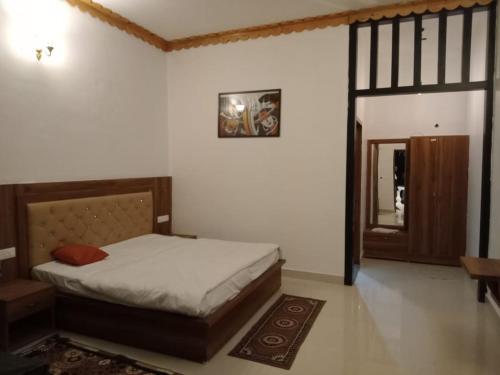 a bedroom with a bed in a room with a window at Patli Fort Hills Estate in Kota Bāgh