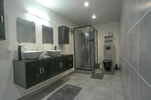 y baño con 2 lavabos y ducha. en Élégant appartement bord de Seine, en Montereau-Fault-Yonne