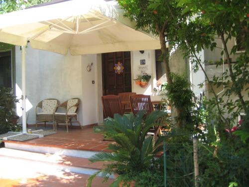 patio con sedie e ombrellone su casa di B&B Oasi di Venezia a Campalto