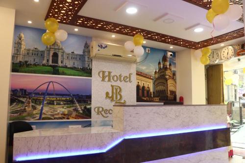 un comptoir de réception avec des ballons dans le hall dans l'établissement Hotel J B L, à kolkata