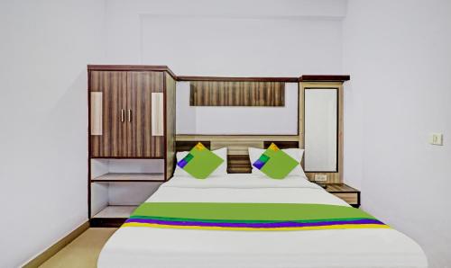 sypialnia z dużym białym łóżkiem z kolorowymi poduszkami w obiekcie Premuim Family Guest House Near Janambhumi w mieście Wryndawan