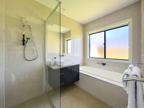 Ένα μπάνιο στο Popular Luxury Villa Kialla Shepparton