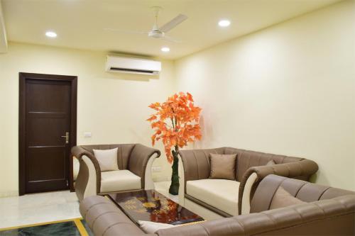 uma sala de estar com dois sofás e uma mesa em When In Gurgaon - ARTEMIS HOSPITAL 1 Min Walk, FORTIS & MEDANTA 4 Mins Drive em Gurgaon