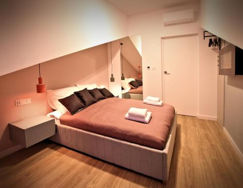 um quarto com uma cama grande num quarto em Wawel View Apartment em Cracóvia