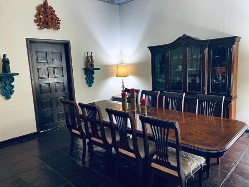 クエルナバカにあるVilla Colonial los Sabinosの木製のテーブルと椅子のあるダイニングルーム