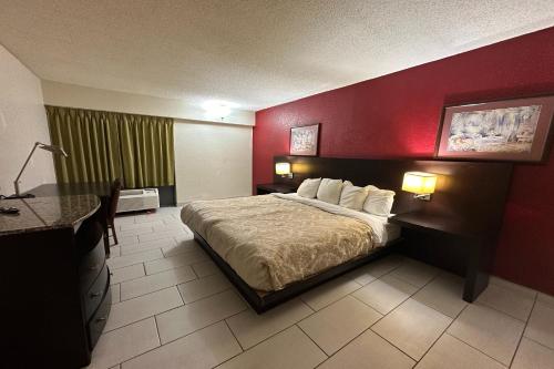 เตียงในห้องที่ River Valley Inn and Suites I-40