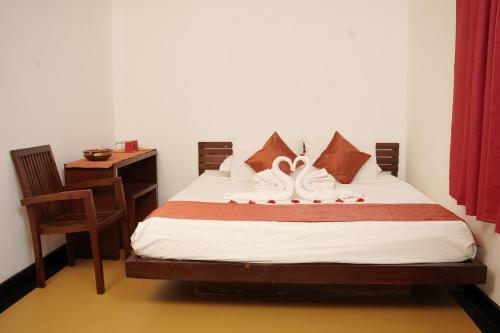 une chambre avec un lit avec des chaussures dessus dans l'établissement Ananda Marari Heritage Villa, à Alappuzha