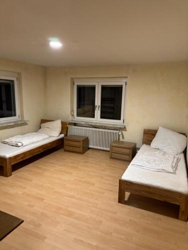 Zimmer mit 2 Betten und 2 Fenstern in der Unterkunft Monteur Wohnung Unterkunft in Hohberg