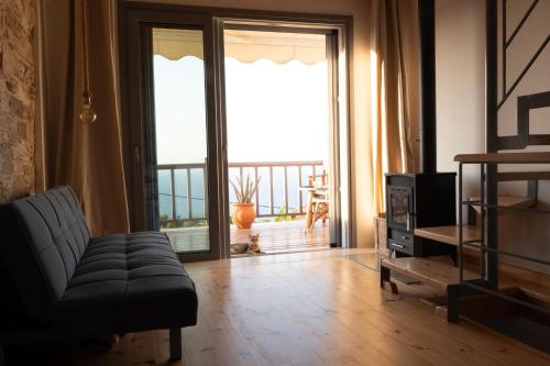 a living room with a couch and a sliding glass door at Kleine Villa mit Meerblick, Samos, Griechenland in Samos