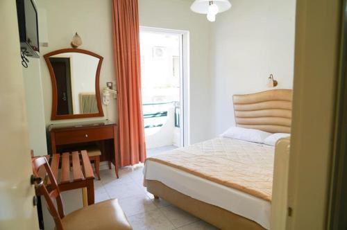 En eller flere senge i et værelse på Hotel Ilida