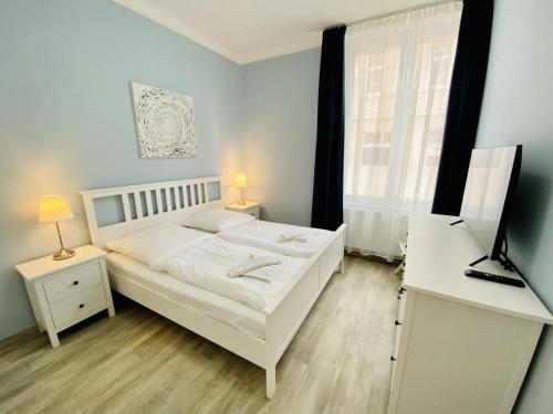 um quarto branco com uma cama branca e uma janela em Berringer Lachs em Warnemünde