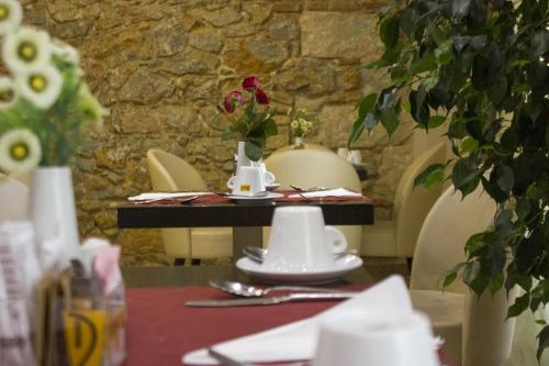 una mesa con sillas y una mesa con en Ambrosia Suites, en Atenas