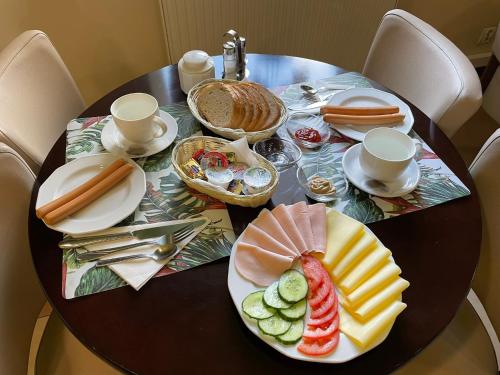 een tafel met een bord eten erop bij Motel Pieprzyk in Kołobrzeg