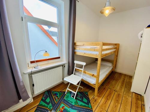 um pequeno quarto com uma cadeira e uma janela em Seeseite em Warnemünde