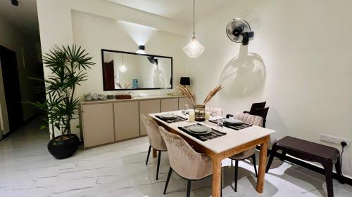M8 Apartments in Wellawatte في كولومبو: غرفة طعام مع طاولة وكراسي ومرآة