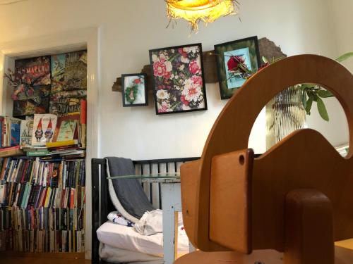 um quarto com um berço e uma prateleira com livros em Boutique Hotel Caramel em Jönköping