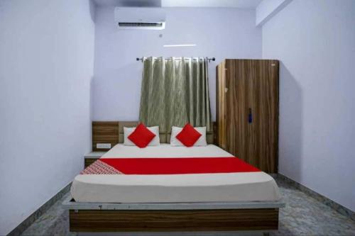 una camera da letto con un grande letto con cuscini rossi di Hotel Peral a Rāmgarh