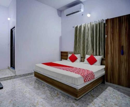 una camera da letto con un grande letto con cuscini rossi di Hotel Peral a Rāmgarh
