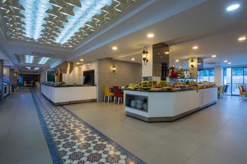 Makanan di atau berdekatan hotel