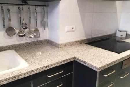 eine Küche mit einer Spüle und einer Arbeitsplatte in der Unterkunft Apartamento en Av de Francia y CArtes y Ciencias in Valencia