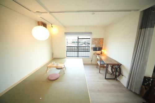 sala de estar con mesa y escritorio en Seaside Harbor Odawara シーサイド ハーバー 小田原, en Odawara