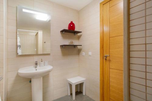 La salle de bains est pourvue d'un lavabo et d'un miroir. dans l'établissement Puerto Playa 2, à Puerto del Rosario