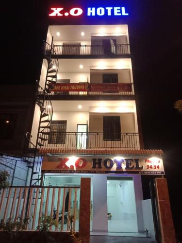 un hôtel avec un panneau d'hôtel devant lui dans l'établissement Tam Ky XO Hotel, à Tam Kỳ